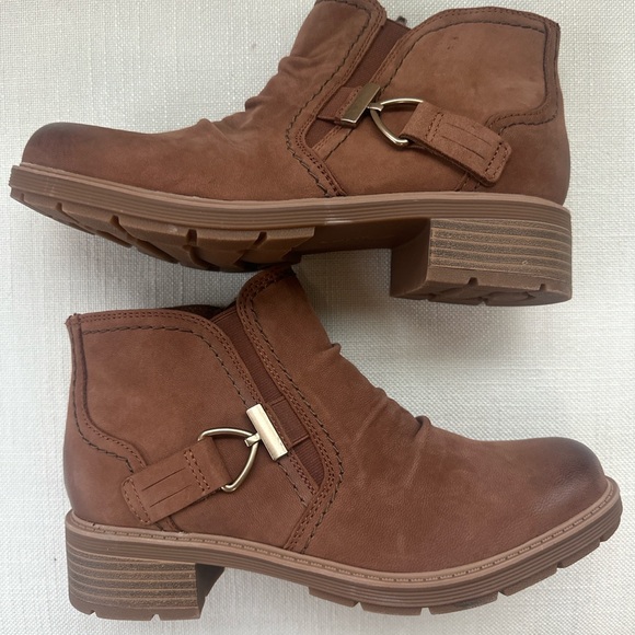 NEW Clarks Collection Brown Leather Ankle Boots Comfort Booties Womens 9 - Picture 11 of 11